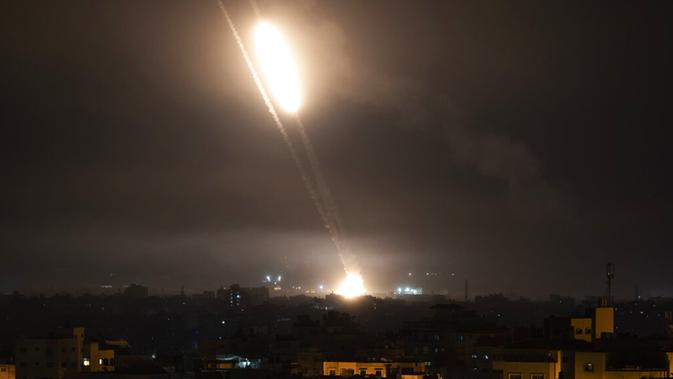 Roket diluncurkan dari Jalur Gaza ke Israel, Jumat (14/5/2021). Departemen Luar Negeri AS menyarankan warganya untuk mempertimbangkan kembali perjalanan apa pun yang mungkin telah mereka rencanakan ke Israel dan Palestina karena meningkatnya kekerasan Israel-Palestina. (AP Photo/Khalil Hamra)