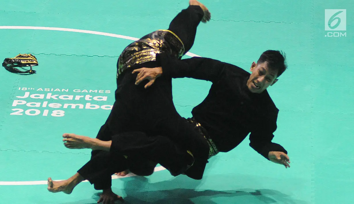 Pesilat Indonesia Yolla Primadona Jumpil dan Hendy menampilkan jurus dalam nomor seni ganda putra Asian Games 2018 di Padepokan Pencak Silat, TMII, Senin (27/8). Tim silat Indonesia meraih medali emas dengan skor 580. (Merdeka.com/Arie Basuki)