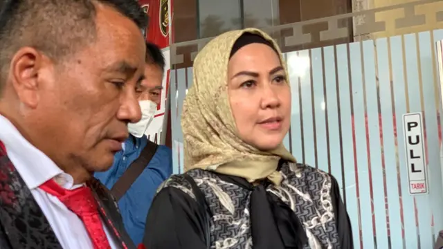 Venna Melinda saat di Polda Jatim. (Dian Kurniawan/Liputan6.com)