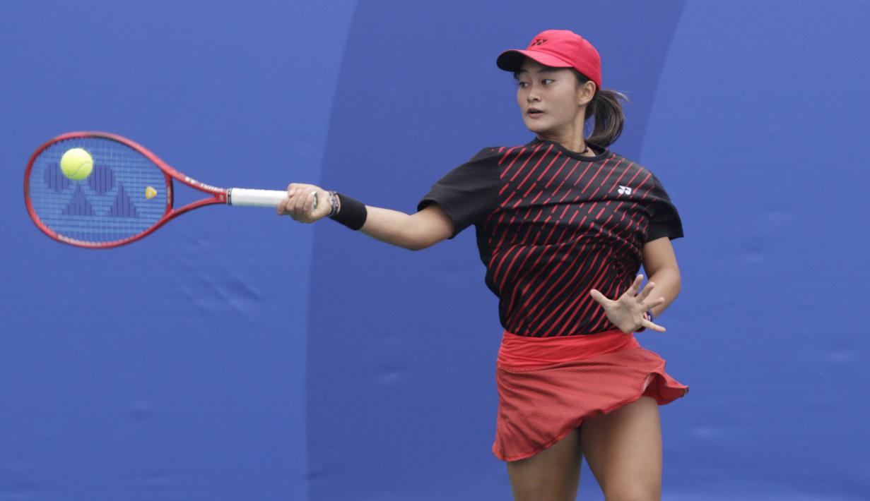 Ganda Indonesia, Priska Nugroho / Rifanty Kahfiani, saat melawan Peangtarin Plipuech / Tamarine Tanasugarn pada SEA Games 2019 di Kompleks Rizal Memorial, Kamis (5/12). Ganda Indonesia kalah 4-6, 7-6 dan 5-10. (Bola.com/M Iqbal Ichsan)