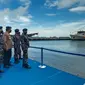 KSAL, Laksamana Yudo Margono, Menunjuk Dua Kapal Perang Terbaru TNI AL. (Senin, 21/03/2022). (Liputan6.com/Yandhi Deslatama).