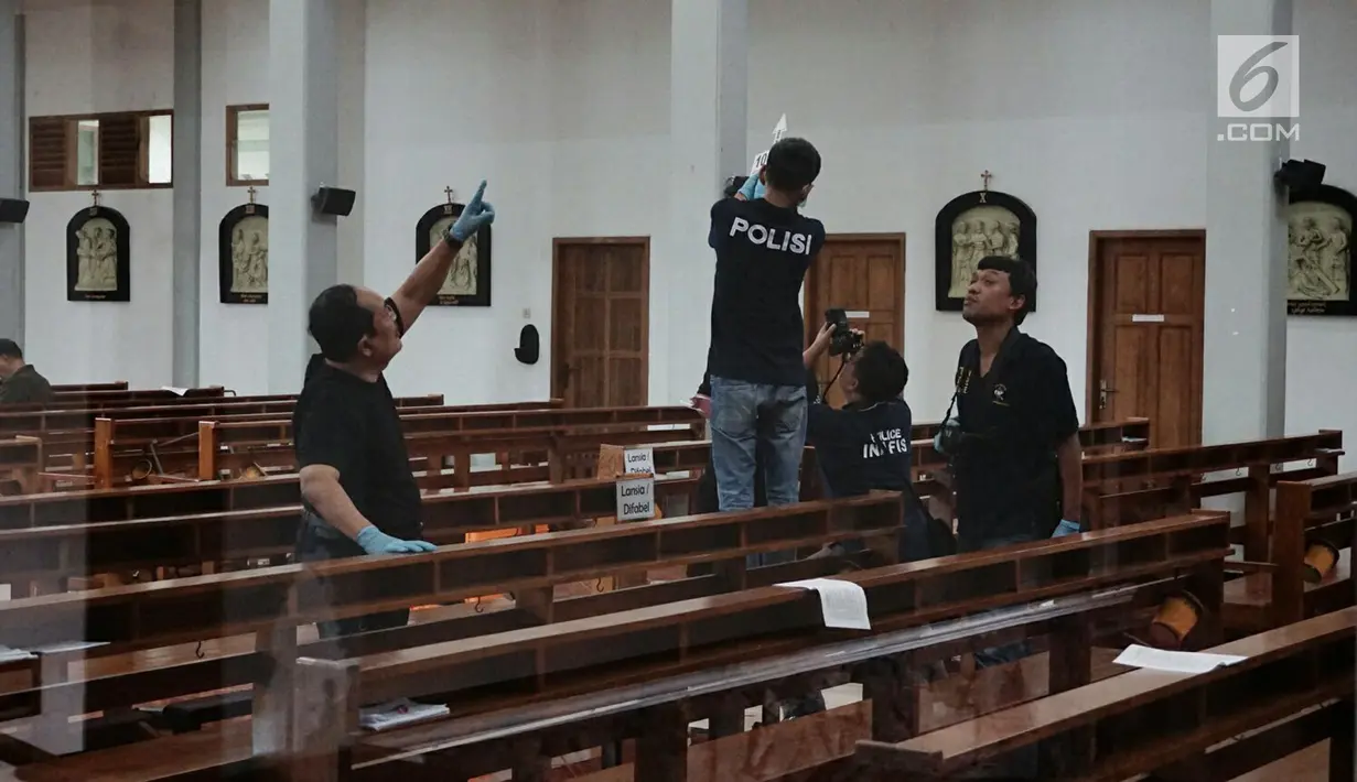 Polisi melakukan olah tempat kejadian perkara (TKP) penyerangan yang terjadi di Gereja Santa Lidwina Bedog, Trihanggo, Sleman, Yogyakarta, Minggu (11/2). Sejumlah umat dan Romo Edmund Prier SJ yang memimpin Misa terluka. (Liputan6.com/Arya Manggala)