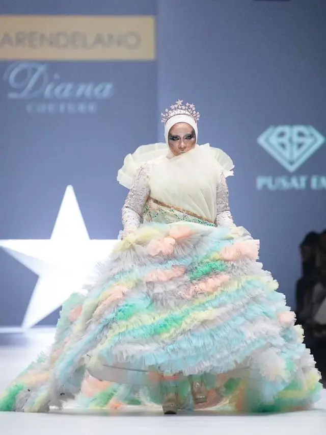 Potret Melly Goeslaw di Jakarta Fashion Week 2020 (sumber: instagram/melly_goeslaw)