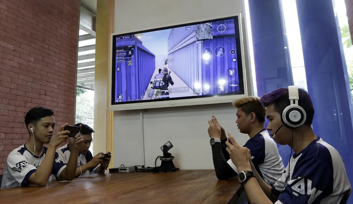 Tim e-Sports, WAW divisi PUBG, memberikan simulasi saat mengunjungi Kantor KLY di Jakarta, Kamis (21/2). Dalam kunjungan itu tim milik Youtuber Reza Arap tersebut berbagi tips dan triks dalam bermain PUBG. (Bola.com/M. Iqbal Ichsan)