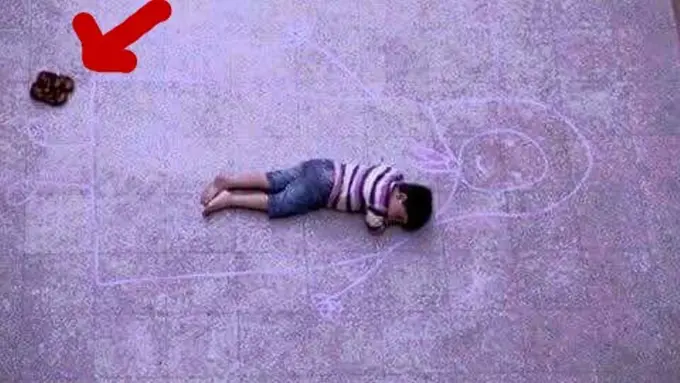 Obati Kangen, Bocah Yatim Ini Cuma Bisa Peluk "Ibunya" di Lantai