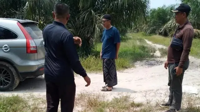 Tangkapan layar diduga Kepala Polsek Bungaraya bersama tersangka korupsi pupuk bersubsidi di Kabupaten Siak jalan-jalan ke kebun sawit.