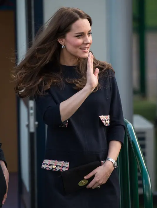 Kate Middleton saat melakukan kunjungan ke SD Barlby di London, pada tanggal 15 Januari 2015. (AFP Photo/Leon Neal) 