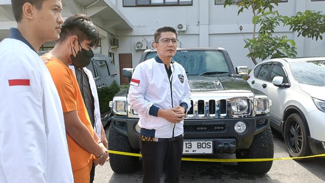 Afiliator judi online yang ditangkap Polda Riau bersama sitaan aset berupa mobil mewah.