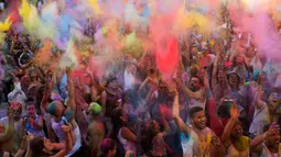 Kecerian para peserta saat mengikuti Festival Monsoon Holi di Madrid, Spanyol (5/8). Kini, festival Holi bukan saja dilakukan oleh warga India dan Nepal tetapi sudah menjadi tren di sejumlah negara. (AP Photo/Francisco Seco)