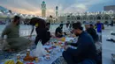 Umat muslim berkumpul untuk buka puasa Ramadhan bersama di Masjid Sheikh Abdul Qader Gilani, Baghdad, Irak, Kamis (23/3/2023). (AP Photo/Hadi Mizban)