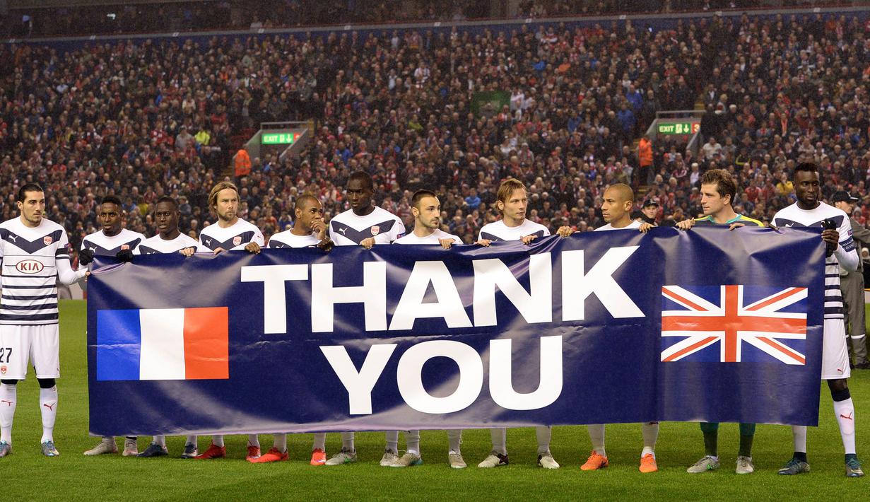 Para pemain Bordeaux mengucapkan terima kasih kepada Inggris atas kepeduliannya terhadap kasus teror di Paris pada laga Liga Europa melawan Liverpool di Stadion Anfield, Inggris, Kamis (26/11/2015). (AFP Photo/Oli Scarff)