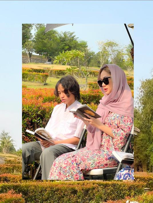 <p>Dia kemudian berziarah ke makam Ashraf Sinclair bersama putranya, Noah, yang berlokasi di San Diego Hills, Karawang, Jawa Barat. (Foto: Instagram/ itsmebcl)</p>