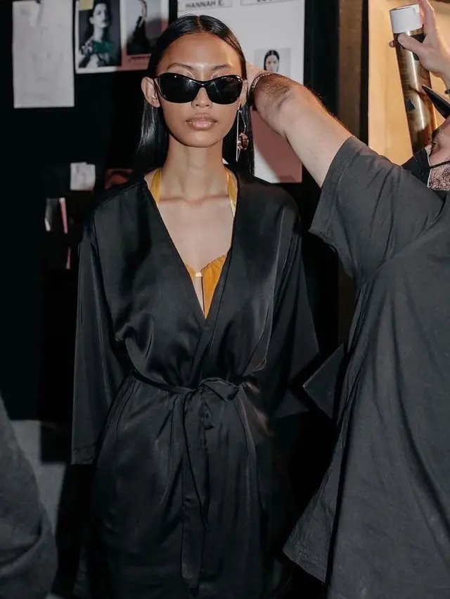 6 Potret Nafa Salvana, Model Asal Karawang yang Tampil di Milan Fashion Week