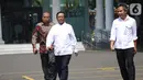Mantan Ketua Mahkamah Konstitusi Mahfud MD (tengah) tiba di kompleks Istana, Jakarta, Senin (21/10/2109). Kedatangan Mahfud MD berlangsung jelang pengumuman menteri Kabinet Kerja Jilid II oleh Presiden Joko Widodo atau Jokowi. (Liputan6.com/Angga Yuniar)