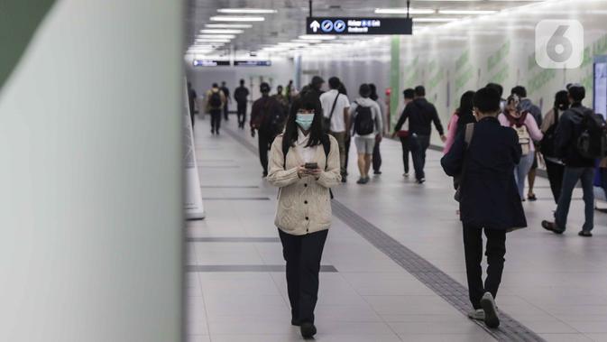 Sejumlah penumpang berada di Stasiun Bundaran HI, Jakarta, Senin (17/2/2020). Menteri Perhubungan Budi Karya Sumadi mengatakan bahwa hanya 35 persen penduduk Jakarta yang intensif menggunakan transportasi umum. (Liputan6.com/Faizal Fanani)