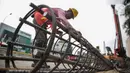 Pekerja membuat kerangka beton untuk pembangunan terowongan (underpass) Senen Extension di Pasar Senen, Jakarta, Sabtu (20/12/2019). Underpass yang pembangunan fisiknya ditarget selesai pada 2020 tersebut diharapkan dapat mengurangi kemacetan lalu lintas setempat. (Liputan6.com/Faizal Fanani)