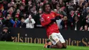 Pemain Manchester United, Patrick Dorgu melakukan selebrasi setelah mencetak gol ke gawang Newcastle dalam laga bertajuk Boxing Day Liga Inggris 2025/2026 di Old Trafford, Manchester, Inggris, Jumat (26/12/2025) waktu setempat. (AFP/Darren Staples)