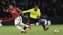 Aksi pemain Manchester United, Anthony Martial melepaskan tembakan melewati adangan pemain Watford, Christian Kabasele(kanan) pada lanjutan Premier League di Vicarage Road stadium, Watford, (28/11/2017). MU menang 4-2. (AP/Matt Dunham)