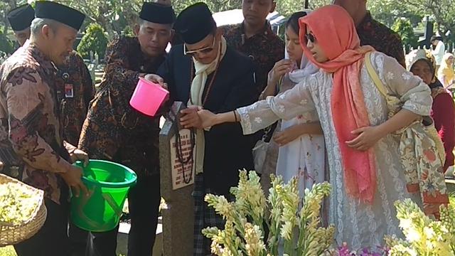 Ziarah ke Makam Ainun, Habibie Pakai Sarung dan Jas Hitam