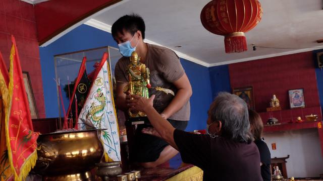 Umat Budha Di Kota Serang, Banten, Membersihkan Patung Dewa Jelang Perayaan Imlek 2572. (Selasa, 02/02/2021). (Liputan6.com/Yandhi Deslatama).