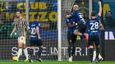 Para pemain Inter Milan melakukan selebrasi setelah pemain Juventus, Federico Gatti (kiri), mencetak gol bunuh diri saat pertandingan sepak bola Serie A di Milan, Italia, Minggu, 4 Februari 2024. (AP Photo/Antonio Calanni)