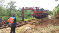 Perbaikan jalur rel kereta api Bogor-Sukabumi (Liputan6.com/ Achmad Sudarno)