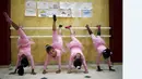 Anak-anak Palestina berlatih balet yang diselenggarakan oleh Al-Qattan Center for Children di Gaza. (25/11/2015). (Reuters/Suhaib Salem)