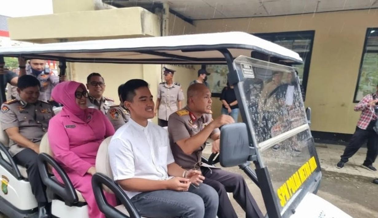 Brigjen Hendri Pandowo tertangkap kamera mengemudikan mobil golf bersama Kaesang dan rombongan lain. (Merdeka.com)