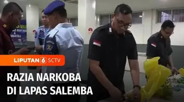 Mencegah peredaran narkoba, Kemenkumham wilayah DKI Jakarta menggelar razia di dalam lapas Salemba, Jakarta Pusat, Jumat (17/3) malam. Hasilnya petugas lapas menemukan barang yang dilarang berada di dalam sel. Razia antisipasi peredaran narkoba juga ...