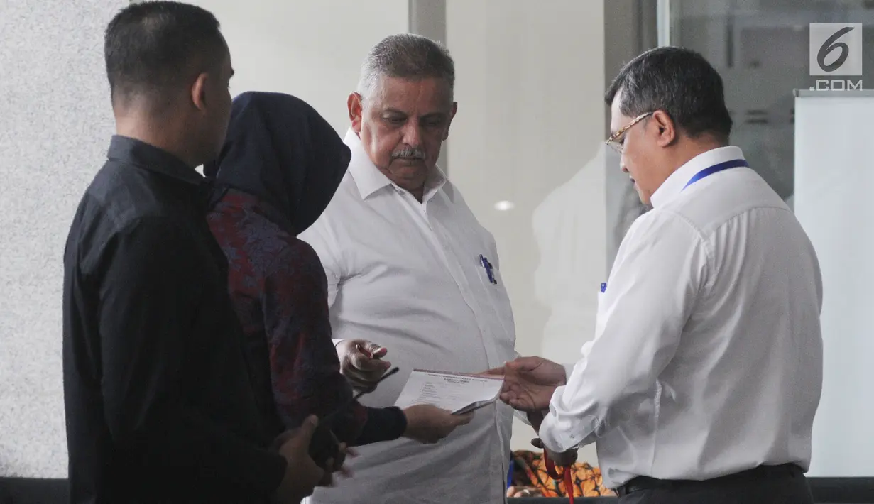 Direktur Utama PT PLN Sofyan Basir menunggu pemeriksaan oleh penyidik KPK di Jakarta, Selasa (7/8). Sofyan akan diperiksa untuk tersangka pemegang saham Blackgold Natural Resources Limited, Johannes Budisutrisno Kotjo. (Merdeka.com/Dwi Narwoko)