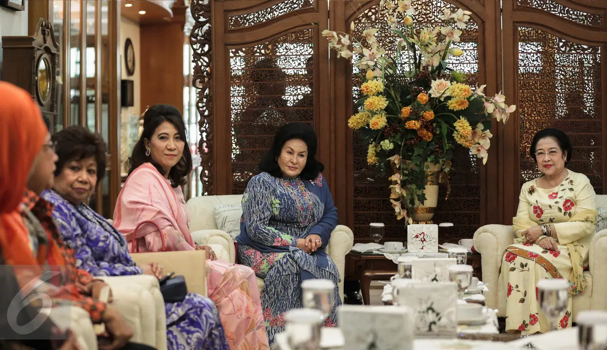 Suasana pertemuan Presiden ke-5 RI Megawati Soekarnoputri dengan istri PM Malaysia Najib Razak, Rosmah Mansor di kediaman Megawati, Jalan Teuku Umar, Jakarta Pusat, Selasa (7/3). Sejumlah menteri Kabinet Kerja juga ikut hadir (Liputan6.com/Faizal Fanani)