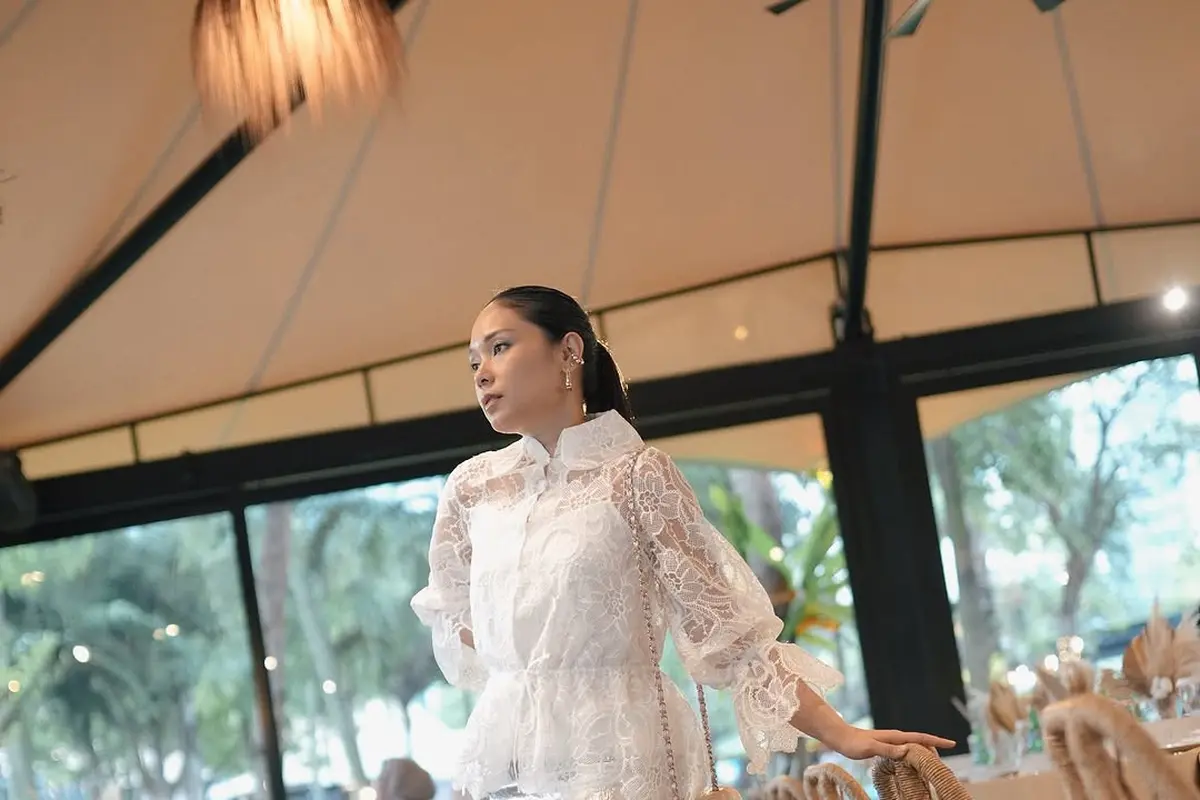 Inspirasi Gaya Modest Wear untuk Ramadan ala Ayla Dimitri dan Omar Daniel dengan Sandal Birkenstock