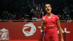 Juara dunia 2014 Carolina Marin (Spanyol) berteriak usai mengalahkan pebulutangkis Malaysia, Tee Jing Yi di Total BWF Championships 2015 di Jakarta, Selasa (11/8/2015). Carolina Marin unggul 19-21, 21-14, 21-13. (Liputan6.com/HelmiFithriansyah)
