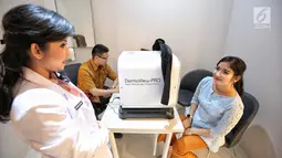 Pasien usai menjalani skin analyzer di RS EMC Poli Klinik Plastic Surgery & Aesthetic Center, Sentul, (3/9). Poli klinik ini dapat melakukan non Invasive: Laser Treatment (Tatto Removal all Colour, Vagina Tightening). (Liputan6.com/Faizal Fanani)