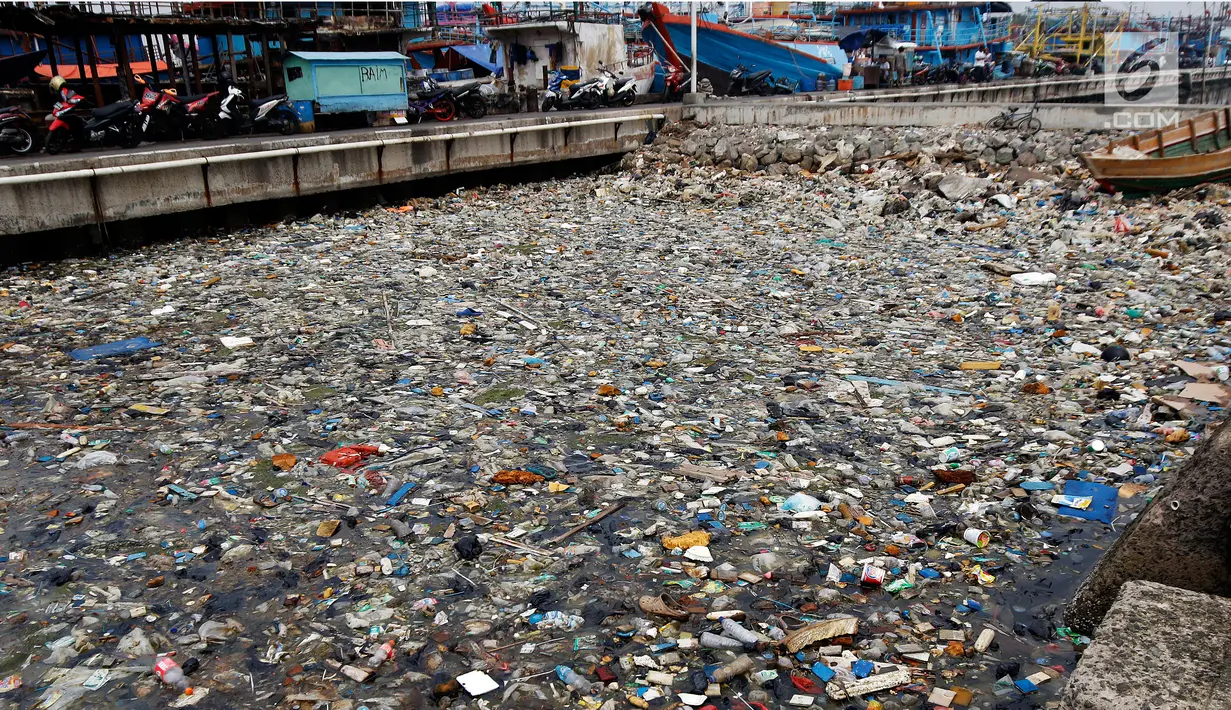 Penampakan sampah yang menutupi pinggir laut kawasan Pelabuhan Muara Baru, Jakarta Utara, Senin (29/7/2019). Indonesia memiliki populasi pesisir sebesar 187,2 juta yang setiap tahunnya menghasilkan 3,22 juta ton sampah plastik yang tak terkelola dengan baik. (Liputan6.com/Johan Tallo)