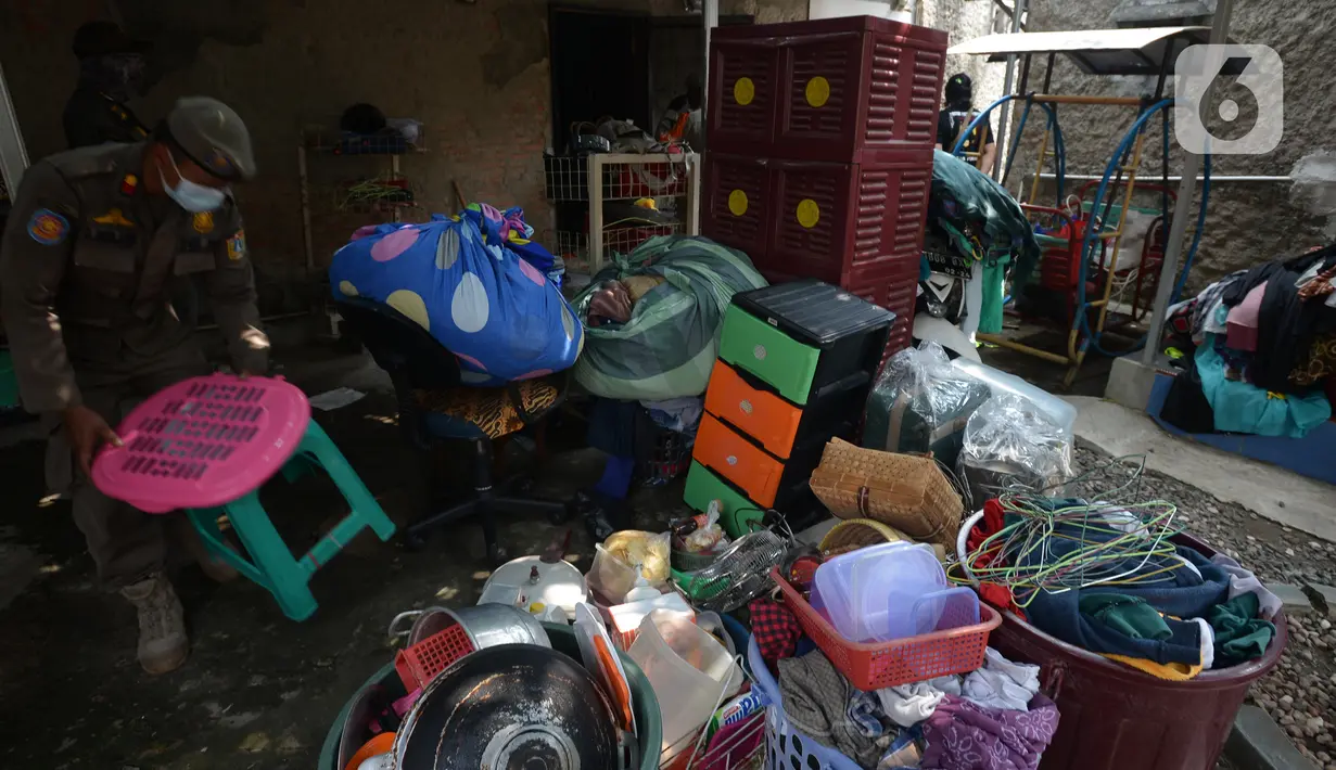 Petugas Satpol PP melakukan eksekusi lahan rumah warga Kelurahan Pulogebang RT 20 RW 06 (dahulu RT 08/RW 06) di Jakarta, Selasa (8/6/2021). Eksekusi lahan tersebut berakhir ricuh. (merdeka.com/Imam Buhori)