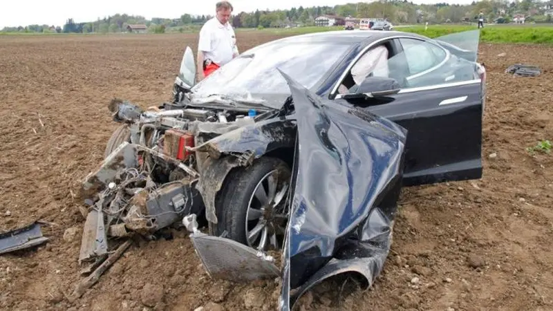 Kawanan Remaja Selamat Dari Kecelakaan Maut Tesla Model S