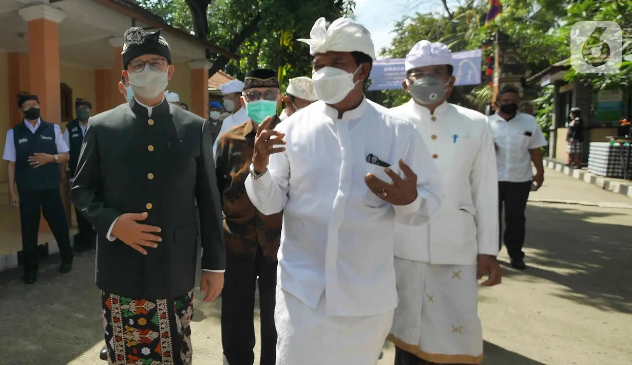 Gubernur DKI Jakarta, Anies Baswedan tiba untuk menghadiri Upacara Tawur Agung Kesanga di Pura Aditya Jaya, Pulo Gadung, Rabu (2/3/2022). Upacara Tawur Agung Kesanga merupakan perayaan jelang Hari Suci Nyepi yang jatuh pada Kamis (3/3). (Liputan6.com/Herman Zakharia)