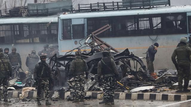 Bom Mobil Tewaskan Belasan Tentara di Kashmir
