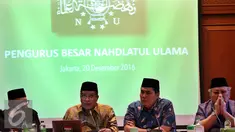Ketua PBNU Said Aqil Siroj (kedua kiri) memberikan keterangan pers usai melakukan rapat koordinasi internal PBNU di Kantor PBNU, Jakarta, Selasa (20/12). Dalam keterangan persnya Said Aqil memberi pernyataan sikap PBNU. (Liputan6.com/Johan Tallo) 