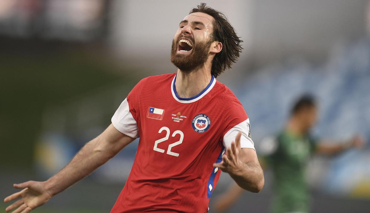 Chile yang sejak awal tampil menyerang akhirnya memecah kebuntuan pada menit ke-10. Ben Brereton sukses melesatkan si kulit bundar ke pojok kanan bawah gawang Bolivia. Papan skor berubah menjadi 1-0 dengan keunggulan Chile. (Foto: AFP/ Douglas Magno)