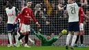 Kiper Manchester United, Altay Bayindir gagal mengahalu bola tendangan sepak pojok yang dilesatkan oleh pemain Tottenham Hotspur, Son Heung-min pada laga perempat final Carabao Cup 2024/2025 di Tottenham Hotspur Stadium, London, Jumat (20/12/2024). (AFP/Ben Stansall)