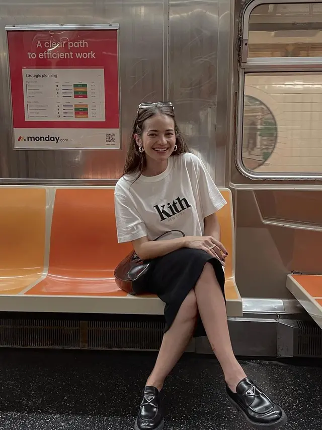 6 Inspirasi OOTD Bergaya Skena yang Bisa Ditiru dari Isyana Saravasti, Anya Geraldine, hingga Sheila Dara Aisha