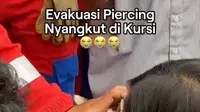 Viral! Petugas Damkar Bantu Wanita Lepaskan Tindik Hidung yang Nyangkut di Kursi