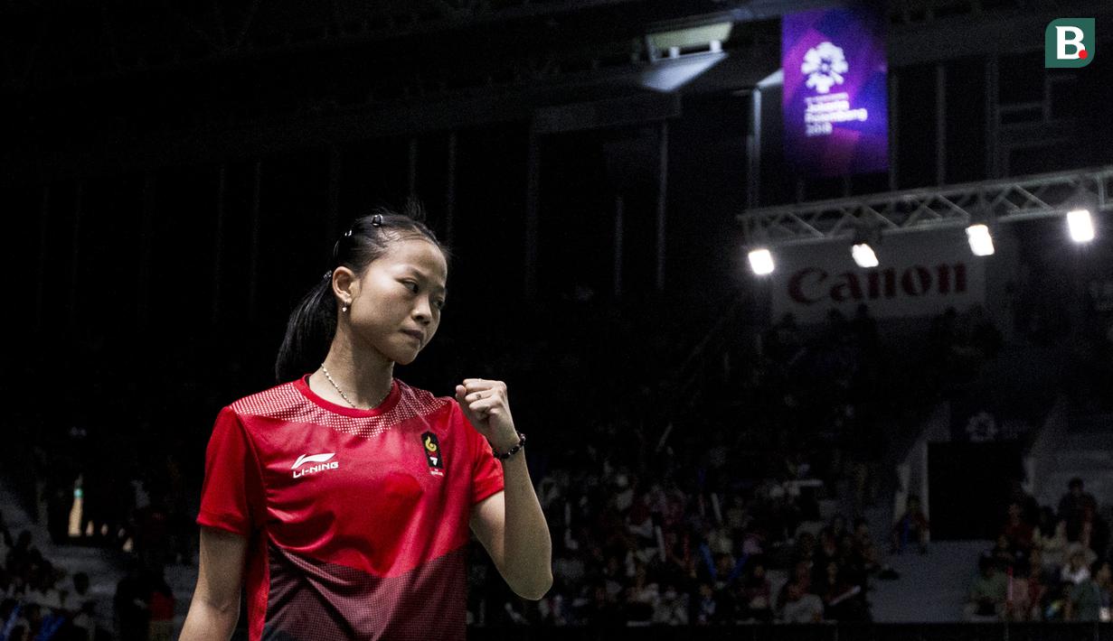 Pebulutangkis Indonesia, Fitriani, saat melawan wakil Hong Kong, Yip Pui Yin, pada laga Asian Games di Istora Senayan, Jakarta, Minggu (19/8/2018). Tim beregu putri Indonesia memastikan kemenangan atas Hong Kong 3-0. (Bola.com/Vitalis Yogi Trisna)