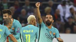 Arda Turan mengepalkan tangannya usai mencetak gol ke gawang Borussia Moenchengladbach pada liga Champions di Borussia Park, Jerman (Kamis (29/9/2016) dini hari WIB. (REUTERS/Kai Pfaffenbach)