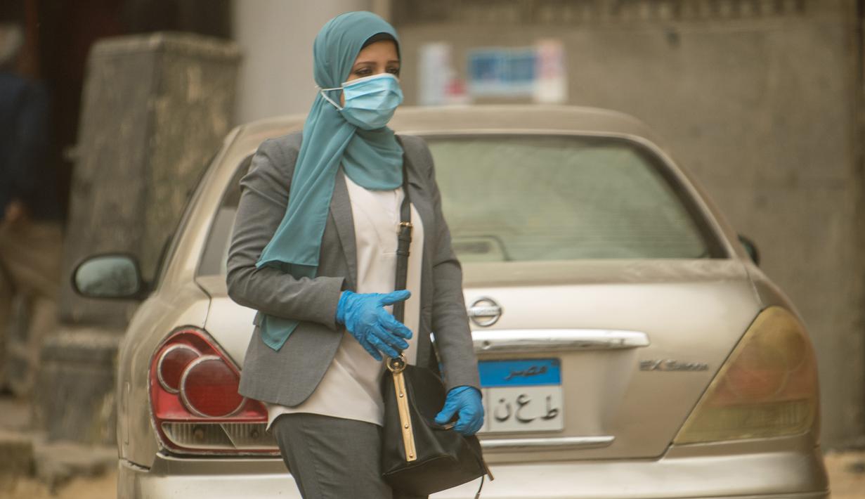 Seorang pejalan kaki yang mengenakan masker berjalan di sebuah jalan di Kairo, Mesir, pada 5 April 2020. Mesir pada Sabtu (4/4) melaporkan lima kematian baru akibat infeksi COVID-19, menjadikan total kasus kematian di negara tersebut mencapai 71. (Xinhua/Wu Huiwo)