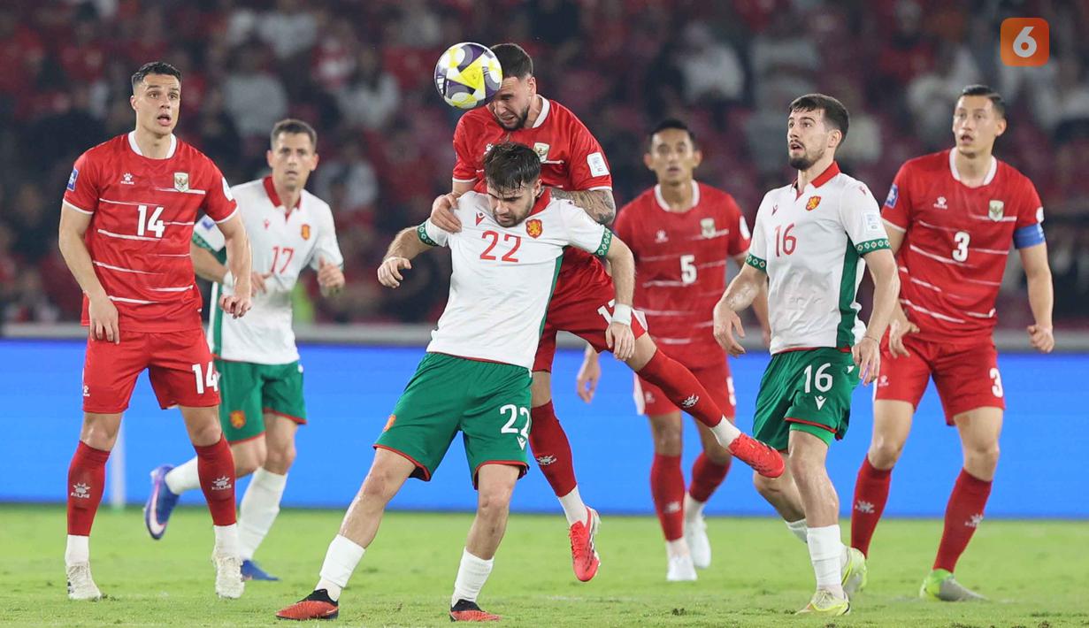 Namun, lini belakang Bulgaria mampu membaca pola serangan yang dibangun Timnas Indonesia dengan baik. Tampak dalam foto, pemain Timnas Indonesia, Calvin Verdonk (atas) berebut bola atas dengan Christian Stoyanov (Bulgaria) pada laga final FIFA Series 2026 di Stadion Utama Gelora Bung Karno (SUGBK), Jakarta, Senin (30/3/2026) malam WIB. (Bola.com/M. Iqbal Ichsan)