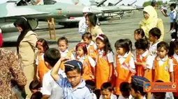 Citizen6, Kalimantan: Para murid TK Angkasa sangat antusias ketika berfoto dengan Pesawat F-16 di Lanud Syamsuddin Noor, Selasa (14/6). (Pengirim: Hendra)