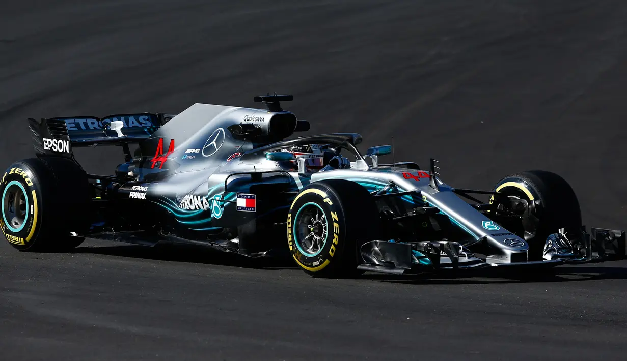 Pembalap Mercedes Lewis Hamilton mengendarai mobilnya saat tes pramusim di Sirkuit de Catalunya, Spanyol (6/3). Musim baru F1 akan berlangsung mulai 25 Maret 2018 dengan GP Australia sebagai pembuka. (AP Photo / Manu Fernandez)